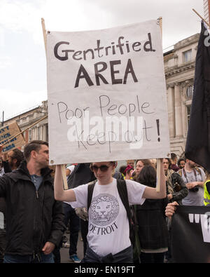 Brixton, Londra, 25 aprile 2015 Anti-gentrification manifestanti marzo attraverso Brixton a Londra. Credito: Patricia Phillips/Alamy Live News Foto Stock