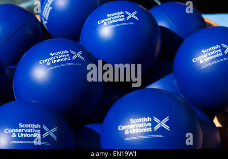 Stirling, Scozia, Regno Unito. Xxv Aprile, 2015. Ruth Davidson scozzese campagne conservatori accanto al candidato locale Stephen Kerr in questa cruciale SNP / biella sede marginale. Credito: ALAN OLIVER/Alamy Live News Foto Stock