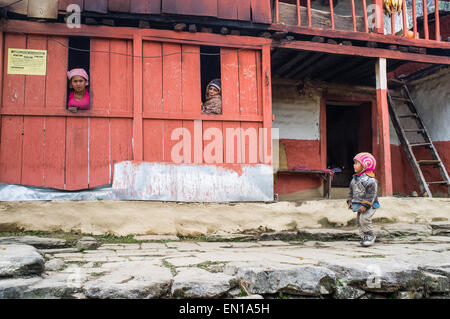 Un popolo locale nella finestra della casa, trek da Tatopani a Ghoda Pani, Santuario di Annapurna Regione, Nepal, Asia Foto Stock