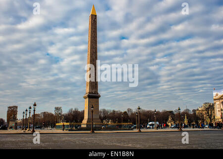 Antico Obelisco Egiziano nella parte anteriore del giardino delle Tuileries Foto Stock