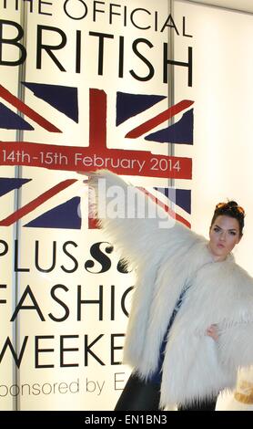 British Plus size moda weekend febbraio XIV e XV MODELLO 2014 Sophia Brad backstage pone per poster Foto Stock