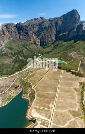 Vista aerea della fattoria le dighe e le montagne Jonkershoek nei pressi di Franschoek e nella provincia del Capo occidentale del Sud Africa. Foto Stock