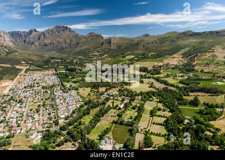 Vista aerea di Kylemore sobborgo e la Ottentotti Holland Mountains nella regione di Helshoogte di Stellenbosch in Sud Africa. Foto Stock