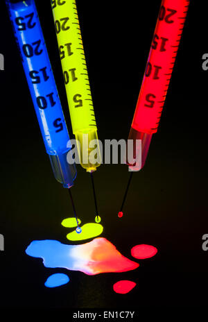 Luce Junkie - siringhe riempito con Glow Stick succhi di frutta Foto Stock