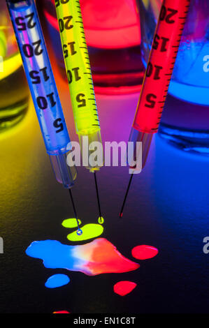 Luce Junkie - siringhe riempito con Glow Stick succhi di frutta Foto Stock