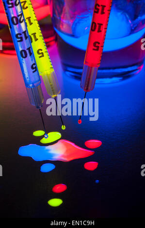 Luce Junkie - siringhe riempito con Glow Stick succhi di frutta Foto Stock