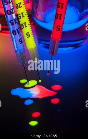 Luce Junkie - siringhe riempito con Glow Stick succhi di frutta Foto Stock