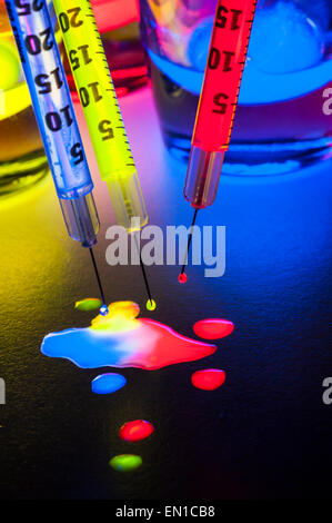 Luce Junkie - siringhe riempito con Glow Stick succhi di frutta Foto Stock