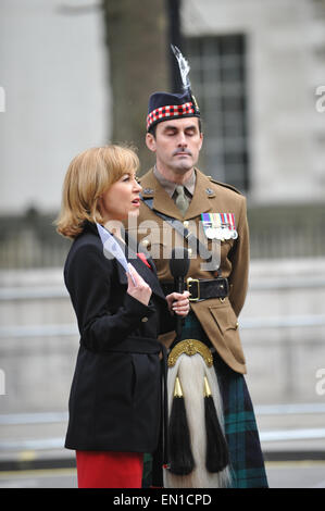 Whitehall, Londra, Regno Unito. Xxv Aprile 2015. Giornalista DELLA BBC Sian Williams intervistando a Gallipoli e Anzac centenario commemorazioni su Whitehall. Credito: Matteo Chattle/Alamy Live News Foto Stock