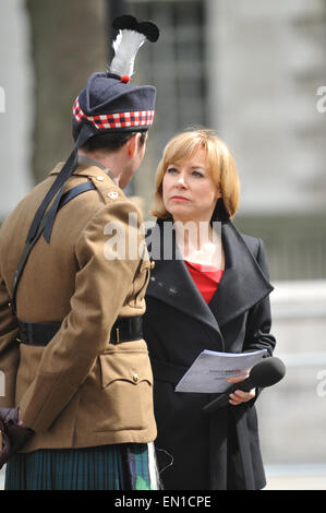 Whitehall, Londra, Regno Unito. Xxv Aprile 2015. Giornalista DELLA BBC Sian Williams intervistando a Gallipoli e Anzac centenario commemorazioni su Whitehall. Credito: Matteo Chattle/Alamy Live News Foto Stock