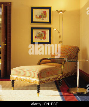 Lettura reclinata sedia in hotel suite Foto Stock