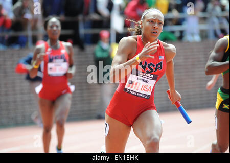 Philadelphia, Pennsylvania, USA. Xxv Aprile, 2015. Relè KAYLIN runner WHITNEY del Team USA compete contro il mondo durante le donne 4x100 gara presso il centro storico di campo di Franklin. © Ricky Fitchett/ZUMA filo/Alamy Live News Foto Stock