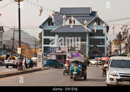 Chiang Rai, Mae Sae, posto di frontiera con la Birmania, Myanmar. Nel nord della Thailandia. Il traffico intenso in coda per attraversare il nord in Myanmar Foto Stock