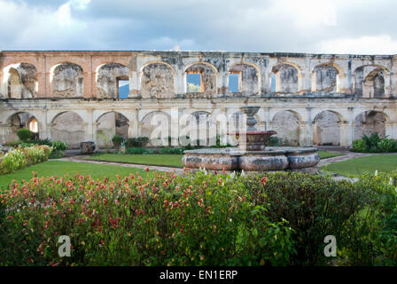 Chiostri, Iglesia y Convento de Santa Clara, La Antigua, Guatemala, UNESCO Foto Stock