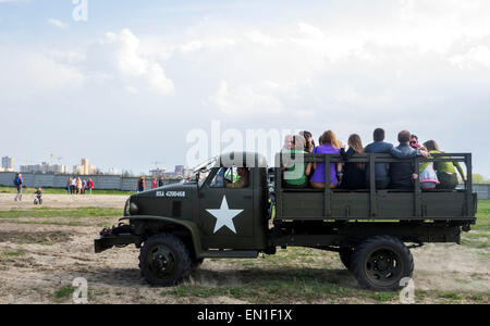 Un americano carrello con persone -- Il OldCarFest retrò è il più grande vetture retrò festival tenutosi a Kiev, e copre lo stato Aviation Museum motivi. Più di 300 automobili sono coinvolti in questo progetto e più di 20 mila visitatori sono attesi a partecipare. Foto Stock