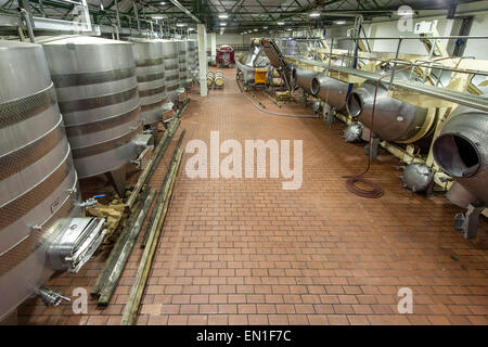 Vasche di fermentazione del Groot Constantia wine estate a Cape Town, Sud Africa. Foto Stock