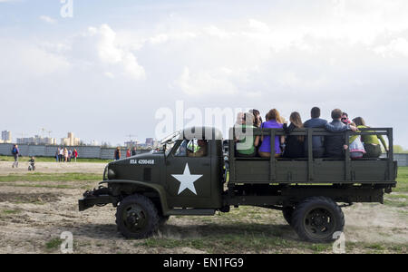 Aprile 25, 2015 - Un americano carrello con persone -- Il OldCarFest retrò è il più grande vetture retrò festival tenutosi a Kiev, e copre lo stato Aviation Museum motivi. Più di 300 automobili sono coinvolti in questo progetto e più di 20 mila visitatori sono attesi a partecipare. © Igor Golovniov/ZUMA filo/Alamy Live News Foto Stock