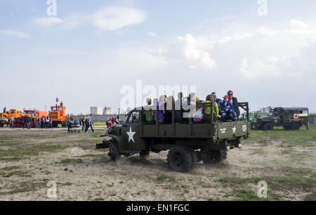 Aprile 25, 2015 - Un americano carrello con persone -- Il OldCarFest retrò è il più grande vetture retrò festival tenutosi a Kiev, e copre lo stato Aviation Museum motivi. Più di 300 automobili sono coinvolti in questo progetto e più di 20 mila visitatori sono attesi a partecipare. © Igor Golovniov/ZUMA filo/Alamy Live News Foto Stock