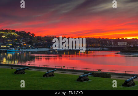 Tramonto sul fiume Medway con cannoni sulla banca in primo piano Foto Stock