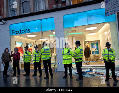 Foxtons Agenti Immobiliari vetro fracassato e polizia utilizzando gas lacrimogeni soggetto ad atti vandalici dopo recuperare Brixton caso 25 Aprile 2015 Foto Stock