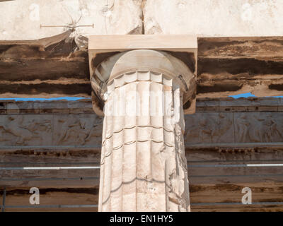 Parthenon colonna Dettagli di capitale con fregio in background Foto Stock