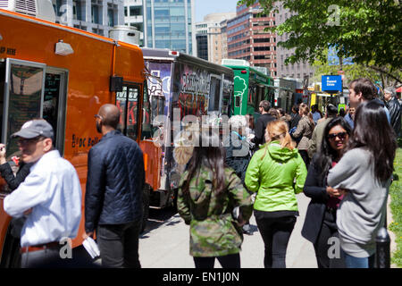 Carrelli di cibo la linea fino a una strada urbana - Washington DC, Stati Uniti d'America Foto Stock