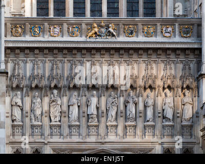 Abbazia di Westminster dettaglio facciata con sculture di santi Foto Stock