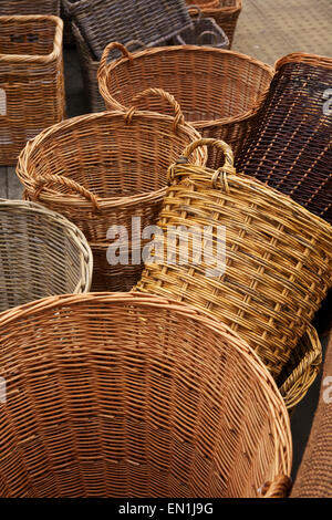 Cestini di vimini Cirencester Market Place Cirencester Gloucestershire England Regno Unito Foto Stock