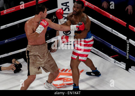 New York, New York, Stati Uniti d'America. Xxv Aprile, 2015. IAGO KILADZE (marrone trunk) e RAFORD JOHNSON battaglia in un cruiserweight bout al Madison Square Garden di New York, New York. Credito: Joel Plummer/ZUMA filo/Alamy Live News Foto Stock