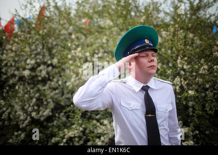 Torgau, Germania. Xxv Aprile, 2015. Un uomo che indossa uniforme militare saluta durante le celebrazioni del settantesimo anniversario dell'Elba giorno in Torgau, Germania, il 25 aprile 2015. Migliaia di visitatori si sono riuniti sabato nel nord della città tedesca di Torgau per contrassegnare il settantesimo anniversario del famoso e simbolico agitando a mano di americani e soldati sovietici durante la II Guerra Mondiale su una rovina ponte che attraversa il fiume Elba a Torgau. Credito: Zhang ventola/Xinhua/Alamy Live News Foto Stock