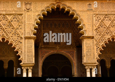 L'Alcazar di Siviglia è un palazzo reale a Siviglia Spagna è un classico esempio di architettura in stile mudejar. Foto Stock