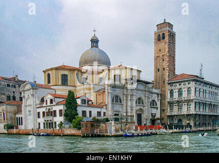 7 ottobre, 2004 - Venezia, Provincia di Venezia, Italia - San Geremia chiesa, prima costruita nell' XI secolo e ricostruito nel XVIII secolo, ha due facciate simili, uno affacciato sul Canal Grande mostrato qui, e l'altro (anche l'ingresso) rivolta verso San Geremia Square, nel sestiere (quartiere) di Cannaregio. La sua muratura è il campanile del XII secolo. Dedicato ai due santi: San Geremia e Santa Lucia (St. Lucia), è popolare come il centro del culto di Santa Lucia di Siracusa, i cui resti sono alloggiati all'interno, meta di pellegrini da tutto il mondo. Venezia è uno dei più popolari int Foto Stock