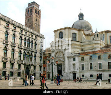 7 ottobre, 2004 - Venezia, Provincia di Venezia, Italia - San Geremia chiesa, prima costruita nell' XI secolo e ricostruito nel XVIII secolo, ha due facciate simili, uno affacciato sul Canal Grande, e l'altro (anche l'ingresso) rivolta verso San Geremia square qui, nel sestiere (quartiere) di Cannaregio. La sua muratura è il campanile del XII secolo. Dedicato ai due santi: San Geremia e Santa Lucia (St. Lucia), è popolare come il centro del culto di Santa Lucia di Siracusa, i cui resti sono alloggiati all'interno, meta di pellegrini da tutto il mondo. Venezia è uno dei più popolari ristorante Foto Stock