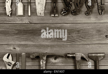 Concetto di vintage di usato parziale formazione di strumenti di bordo su rustiche tavole in legno. Foto Stock