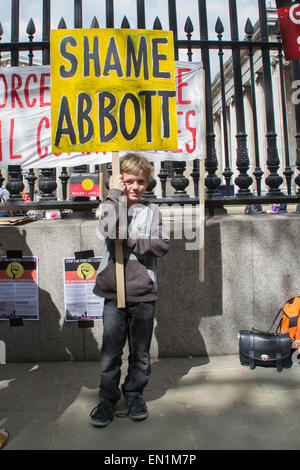 Londra, Regno Unito. Xxv Aprile, 2015. Gli australiani al di fuori del British Museum di Londra, Regno Unito, protesta e di aumentare la consapevolezza della chiusura forzata di 150 comunità aborigene remote da parte del governo australiano. © Paul Mendoza/Pacific Press/Alamy Live News Foto Stock