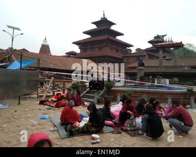 Kathmandu, Nepal. 26 apr, 2015. Le persone si radunano intorno a un edificio crollato dopo un terremoto alla Durbar Square di Patan, Nepal, 26 aprile 2015. Un 8.1-terremoto di magnitudine e un 7.0-grandezza aftershock bloccato il Nepal Sabato, lasciando 1 805 morti e vivono 4 718 altri feriti. © Zhou Shengping/Xinhua/Alamy Live News Foto Stock