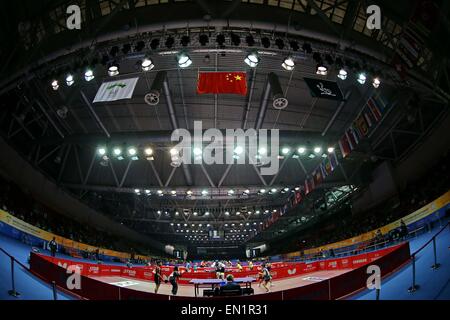 Suzhou, cinese della provincia di Jiangsu. 26 apr, 2015. I giocatori di competere durante il doppio misto match di qualificazione della 53Campionati del Mondo di Ping Pong in Suzhou, città di East cinese della provincia di Jiangsu, 26 aprile 2015. Credito: Yang Shiyao/Xinhua/Alamy Live News Foto Stock