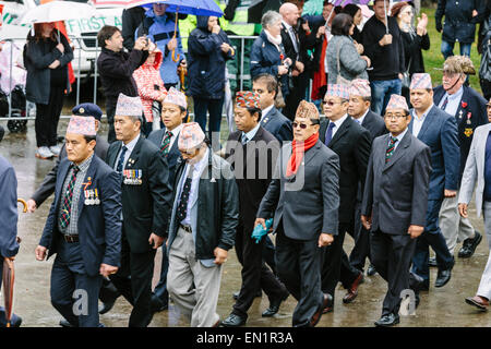 Melbourne, Australia. Il 25 aprile 2015. Brigata Gurkhas di veterani. Anzac Day marzo di veterano e servendo il personale militare e per i loro discendenti, da Princes ponte per il Tempio della Rimembranza, in condizioni di tempo piovoso. Questo anno di Anzac Day segna il centenario poiché il Gallipoli lo sbarco di Anzac e soldati alleati in Turchia il 25 aprile 2015. Foto Stock