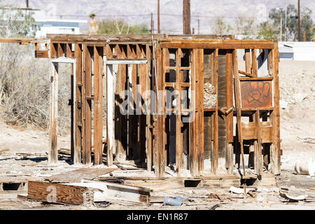 I resti e telai permanente di una volta popolare città Bombay Beach in Salton Sea, California. Foto Stock