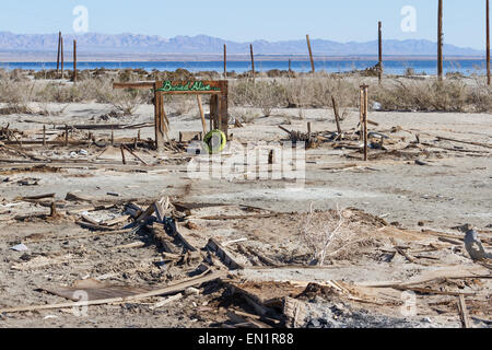 I resti e telai permanente di una volta popolare città Bombay Beach in Salton Sea, California. Foto Stock