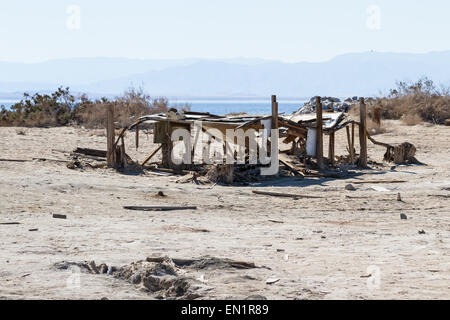 I resti e telai permanente di una volta popolare città Bombay Beach in Salton Sea, California. Foto Stock