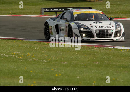 Silverstone, Towcester, Regno Unito. Xxv Aprile, 2015. Colin Mowle Audi R8 durante la Dunlop 24 ore di corsa a Silverstone Credito: Gergo Toth/Alamy Live News Foto Stock