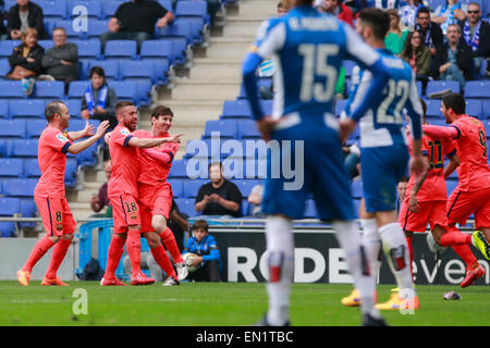 Cornella de Liobregat, Barcellona. Xxv Aprile, 2015. Barcellona il Lionel Messi (3 L) celebra durante la prima divisione spagnola partita di calcio contro Espanyol a Cornella-El Prat Stadium di Cornella del Llobregat, nei pressi di Barcellona, 25 aprile 2015. © Pau Barrena/Xinhua/Alamy Live News Foto Stock