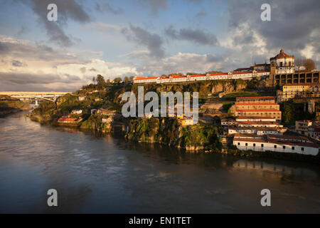 Vila Nova de Gaia in Portogallo al tramonto lungo il fiume Douro. Foto Stock