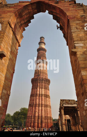 INDIA Haryana, Delhi, Qutb Minar complesso (XII secolo), Qutb Minar torre, inquadrate nell'arco dei rovinato Alai Darwaza Foto Stock