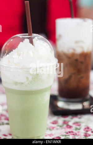 Il Macha tè verde con panna montata, stock photo Foto Stock