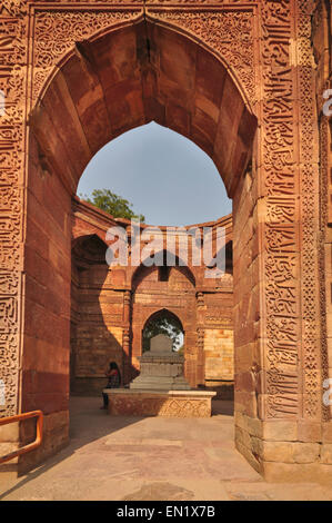 INDIA Haryana, Delhi, Qutb Minar complesso (XII secolo), Altamish la tomba (XIII secolo). Foto Stock