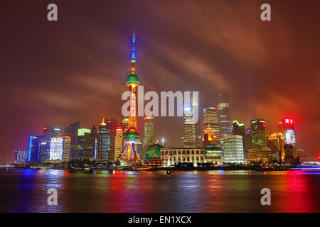 Vista generale di Pudong skyline della città di Shanghai di notte con la Oriental Pearl TV Tower, Shanghai, Cina Foto Stock