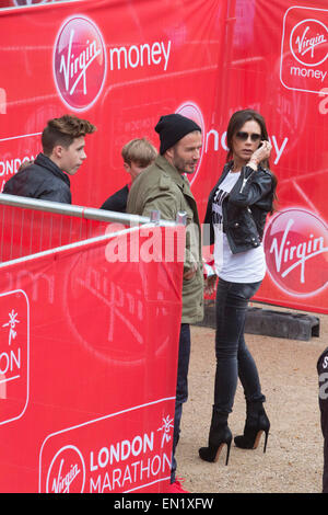 Londra, Regno Unito. Il 26 aprile 2015. La famiglia beckham di david, Victoria, Brooklyn e Cruz) è venuto fuori alla maratona di Londra per il supporto di Romeo Beckham che era in esecuzione in uno dei mini maratona. Credito: Nick Savage/Alamy Live News Foto Stock