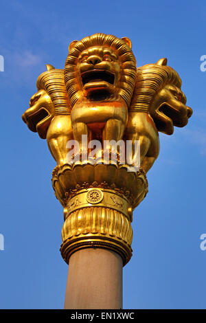 Leone d'oro pilastro su Jing'an tempio Buddista sulla West Nanjing Road in Jingan, Shanghai, Cina Foto Stock